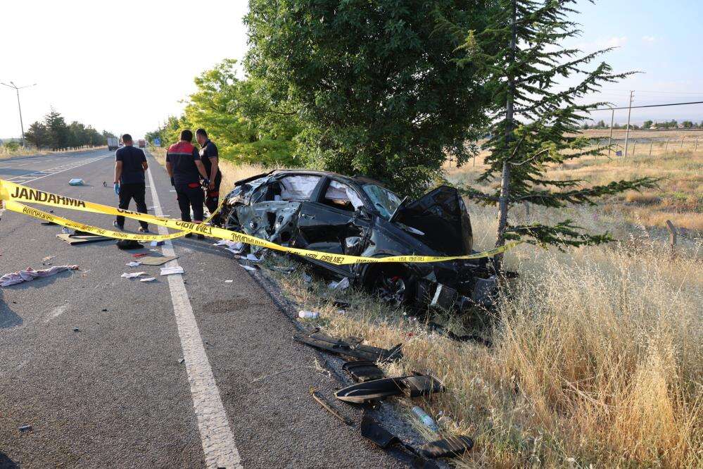 Gurbetçi ailenin bulunduğu araç devrildi, 3 kişi hayatını kaybetti 6